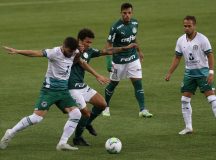 O jogador Marcos Rocha, da SE Palmeiras, disputa bola com o jogador Heron, do Goiás EC, durante partida válida pela terceira rodada, do Campeonato Brasileiro, Série A. (Foto: Divulgação)