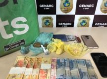 Polícia apreendeu maconha, crack, balança de precisão e valor em espécie. (Foto: Divulgação/PCGO)