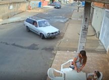 VÍDEO! Motorista perde controle de carro e quase atropela jovem e criança na calçada