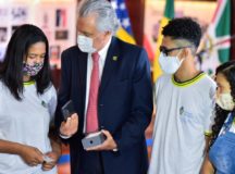 Governador Ronaldo Caiado entrega smartphone a estudantes que também serão beneficiados. (Foto: Divulgação/Secom-GO)