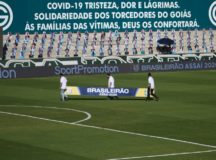 Time do Goiás instalou uma mensagem de conforto às vítimas e às famílias da Covid-19, no estádio da Serrinha. (Foto: Divulgação)