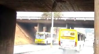 VÍDEO! Placas de concreto se soltam em viaduto de acesso à Ponte Costa e Silva