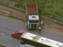 Sem-teto é preso após furtar caminhão em obra de túnel no DF e tentar fugir na contramão