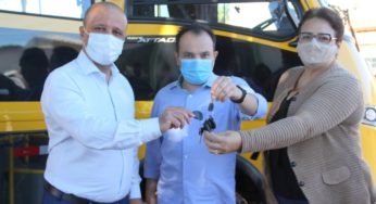 Deputado Vitor Hugo realiza entrega ônibus escolar à prefeitura de Valparaíso