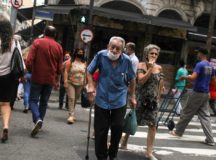 People walk around the Saara street market, amid the outbreak of the coronavirus disease (COVID-19), in Rio de Janeiro, Brazil November 19, 2020. Picture taken November 19, 2020.   REUTERS/Pilar Olivares