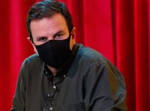 Rio de Janeiro - O prefeito Eduardo Paes participa da campanha Blocos de Rua Unidos Pelo Distanciamento, que lança uma camisa para conscientizar contra aglomeração e ajudar financeiramente  trabalhadores devido ao cancelamento do Carnaval 2021. (Fernando Frazão/Agência Brasil)
