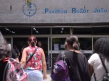 Estudantes chegam para o segundo dia do Exame Nacional do Ensino Médio (Enem) 2020, na Universidade Estadual do Rio de Janeiro(UERJ).