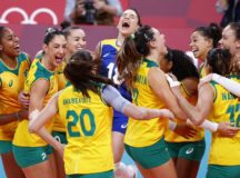 Brasil bate Coreia do Sul e pega EUA na final do vôlei feminino