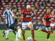 Grêmio vence Fla, ganha sobrevida e complica Rubro-Negro no Brasileirão