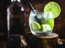 Como fazer caipirinha de limão refrescante em casa e com sabor diferenciado