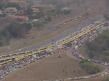 Manifestantes ateiam fogo em pneus e bloqueiam BR-040, no sentido Brasília