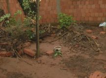 Chuva alaga casas, desaba teto de unidade de saúde e deixa dois pacientes feridos, em Luziânia