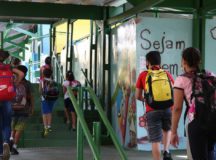 São Paulo - Crianças do ensino fundamental chegam para as aulas presenciais na Escola Estadual Terezine Arantes Ferraz Bibliotecaria, no Parque Casa de Pedra, zona norte da capital.