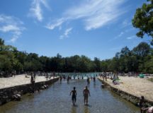 Brasilienses lotam o Parque Nacional, conhecido como Água Mineral, em dia de muito sol e calor (Marcelo Camargo/Agência Brasil)