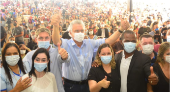 Em Águas Lindas, Caiado inicia distribuição de 8,5 mil cartões do Mães de Goiás