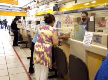 Caminhão dos Correios com entregas de pedidos online