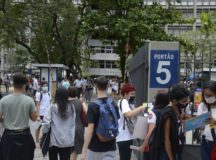 Estudantes chegam para o primeiro dia de prova do Enem 2021.