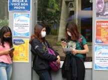 São Paulo - Estudantes esperam a abertura dos portões no primeiro dia de provas do Exame Nacional do Ensino Médio - Enem, na Universidade Presbiteriana Mackenzie.