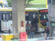 Justiça condena empresas a indenizar passageira que fraturou coluna após queda em ônibus no DF