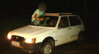 Passageiro senta na janela de carro para mover limpador de para-brisa durante chuva em Luziânia