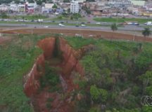 Voçoroca ameaça engolir trecho de rodovia em Valparaíso de Goiás