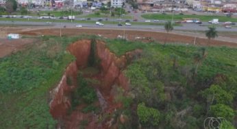 Voçoroca ameaça engolir trecho de rodovia em Valparaíso de Goiás