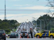 Moradores do Residencial Nova Jerusalém fazem protesto e fecham o Eixo Monumental. A manifestação causou um enorme congestionamento no trânsito da cidade (Antonio Cruz/Agência Brasil)