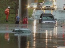 Carros ficam submersos em tesourinha da Asa Norte e criança de 1 ano precisa ser resgatada no DF