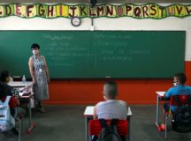 Professora Eliane Conconi conversa com alunos em sala de aula da escola Thomaz Rodrigues Alckmin, no primeiro dia de retorno das escolas do estado de São Paulo para atividades extracurriculares em meio ao surto de coronavírus (COVID-19) em São Paulo, Brasil 7 de outubro de 2020 . REUTERS / Amanda Perobelli