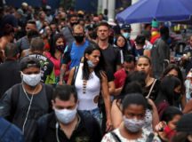 People walk at a popular shopping street amid the coronavirus disease (COVID-19) outbreak in Sao Paulo, Brazil December 17, 2020. REUTERS/Amanda Perobelli