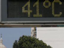 Na Avenida Presidente Vargas, com a igreja da Candelária ao fundo, termômetro registra onda de calor que atinge a cidade