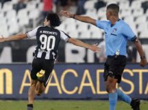 Joia de 17 anos brilha, Botafogo vence e reassume a ponta do Carioca