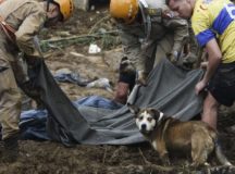 Bombeiros, moradores e voluntários trabalham no local do deslizamento no Morro da Oficina, após a chuva que castigou Petrópolis, na região serrana fluminense