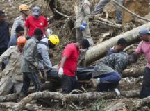 Bombeiros, moradores e voluntários trabalham no local do deslizamento no Morro da Oficina, após a chuva que castigou Petrópolis, na região serrana fluminense