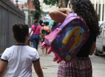 Alunos da Escola Municipal Senador Corrêa, na zona sul da cidade, voltam às aulas. Sob novos protocolos, redes municipal e estadual retomam hoje(07) ensino presencial.