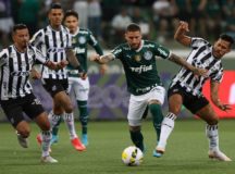 O jogador Zé Rafael, da SE Palmeiras, disputa bola com o jogador, do Ceará SC, durante partida válida pela primeira rodada, do Campeonato Brasileiro, Série A, na arena Allianz Parque. (Foto: Cesar Greco)