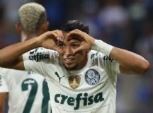 O jogador Rony, da SE Palmeiras, comemora seu gol contra a equipe do CS Emelec, durante partida válida pela fase de grupos, da Copa Libertadores, no Estádio George Capwell. (Foto: Cesar Greco)