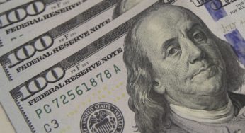 Dólar sobe para R$ 4,87 e fecha no maior valor em um mês