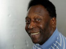 Pelé volta a ser internado para seguir tratamento de tumor