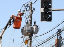 São Paulo - Funcionários da Enel fazem manutenção em poste de energia elétrica no bairro de Pinheiros.