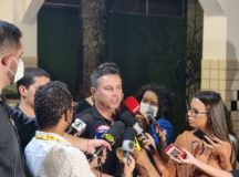 Polícia prende suspeitos de esfaquear jornalista em Brasília