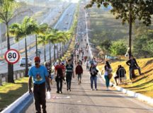 04/07/2015- Trindade- GO, Brasil- Caminhada  do  Divino Pai Eterno, os romeiros se concentram no trevo de Goiânia para começarem a Caminhada de Fé até o Santuário Basílica, em Trindade (GO). Durante a Romaria, é comum encontrar no local vários devotos fazendo suas orações antes de darem início ao percurso.