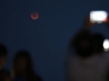 Grupos de visitantes e estudiosos se reúnem no Forte de Copacabana para observar o eclipse total da lua, em que o astro ganha tons avermelhados, conhecido como Lua de Sangue.