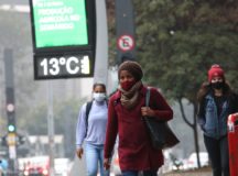 São Paulo - Pedestres na Avenida Paulista durante frente fria que derrubou a temperatura na capital.