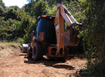 Secretaria de Meio Ambiente constrói aceiro para contenção às queimadas em torno da unidade de conservação do Parque Ecológico