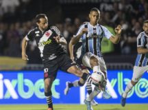 Vasco para no travessão e empata com Grêmio em São Januário