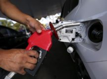 Brasília - Postos de combustíveis ajustam os preços e repassam para o consumidor o aumento da alíquota do PIS e Cofins pelo litro da gasolina(Marcelo Camargo/Agência Brasil)