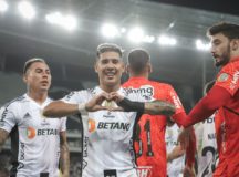 Atlético-MG vence Botafogo e lidera momentanemente o Brasileirão