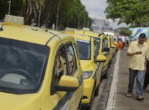 Brasília - Taxistas estacionam na esplanada dos ministerios, em protesto contra Uber. Motoristas protestam contra projeto de lei que tramita no Senado para regularização dos serviços de transporte por aplicativo, como Uber e Cabify (Marcello Casal Jr/Agência Brasil)