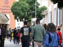 São Paulo - Entrada dos estudates para realização do primeiro dia de provas do Exame Nacional do Ensino Médio - Enem, na Universidade Presbiteriana Mackenzie.